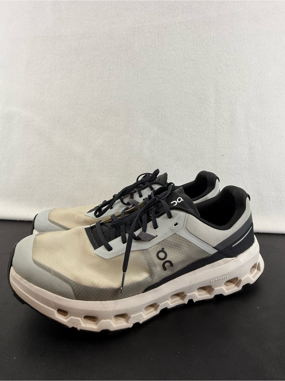 On Running Men's Cloudvista Sneakers in white gray black Sz 12.5